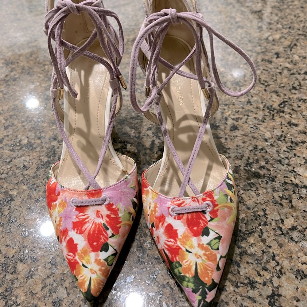 High heels with Zipper on back, floral toe and suede ties